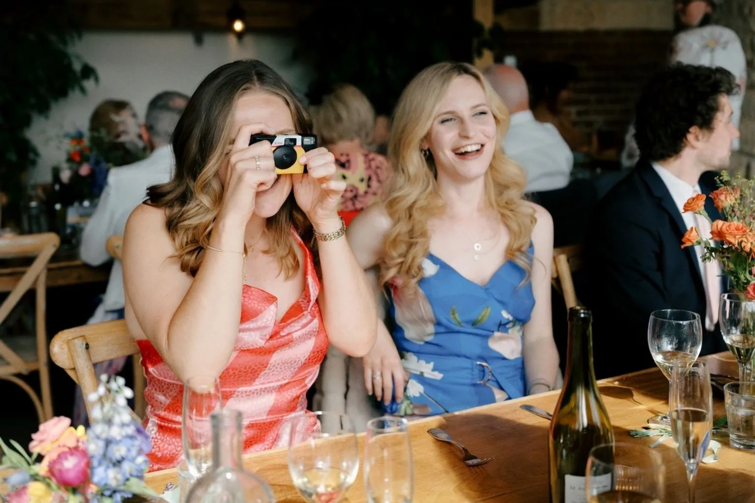 Appareils jetables ou photographe de mariage : faut-il vraiment choisir ?