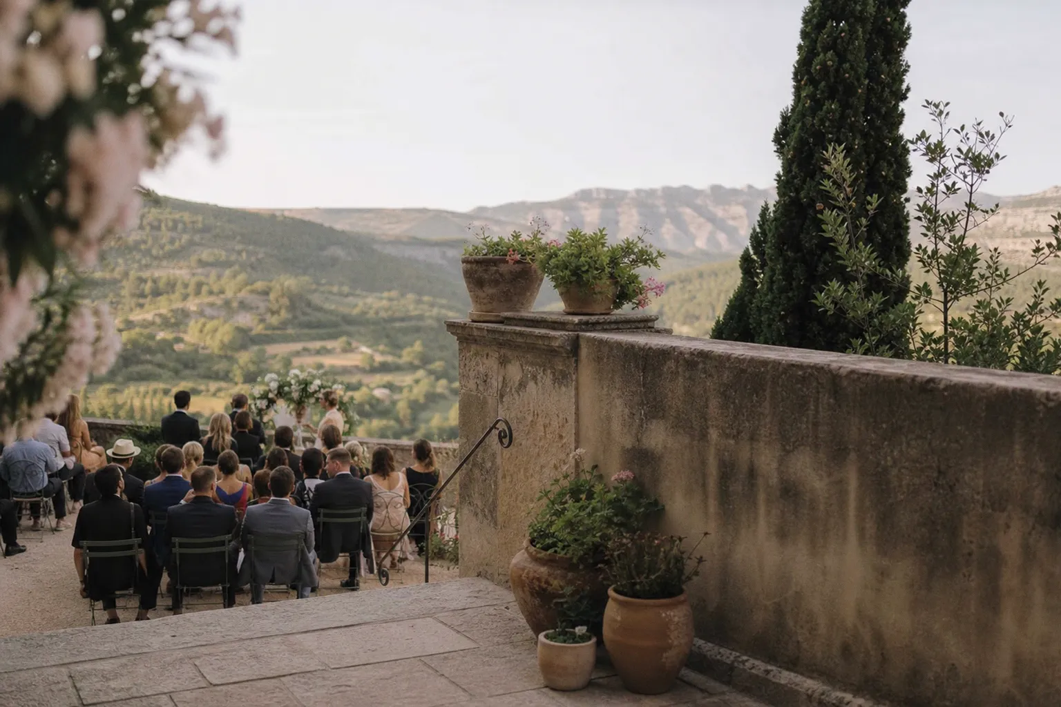 L'art de capturer l'intimité spontanée lors des mariages de prestige