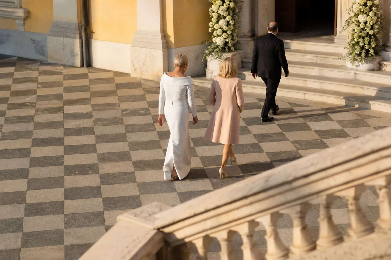 Leçons de style et de retenue : l'élégance sobre de Charlene et Brigitte à Nice