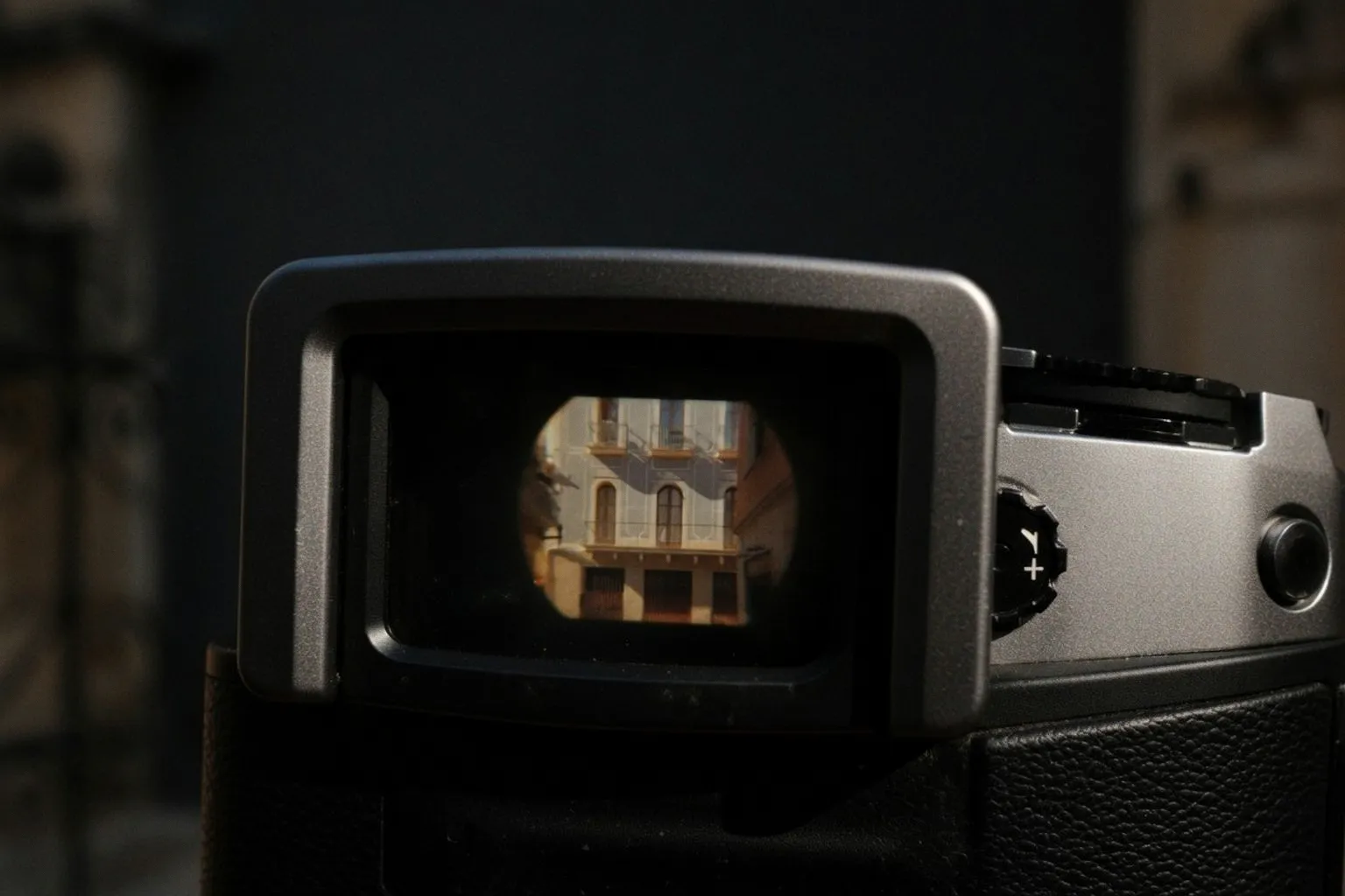 Leica Q3 et D-Lux 8 en finition gris métallisé : simple esthétique ou outil pour le mariage ?