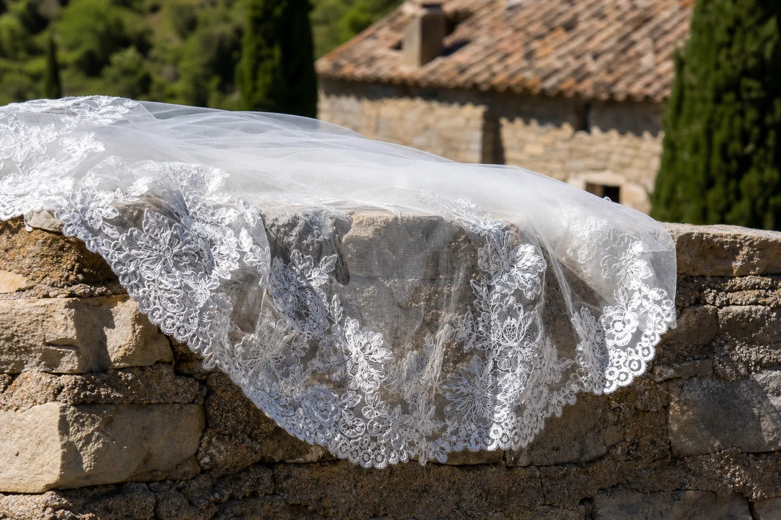 Lumière forte en Provence : préserver les détails des mariés