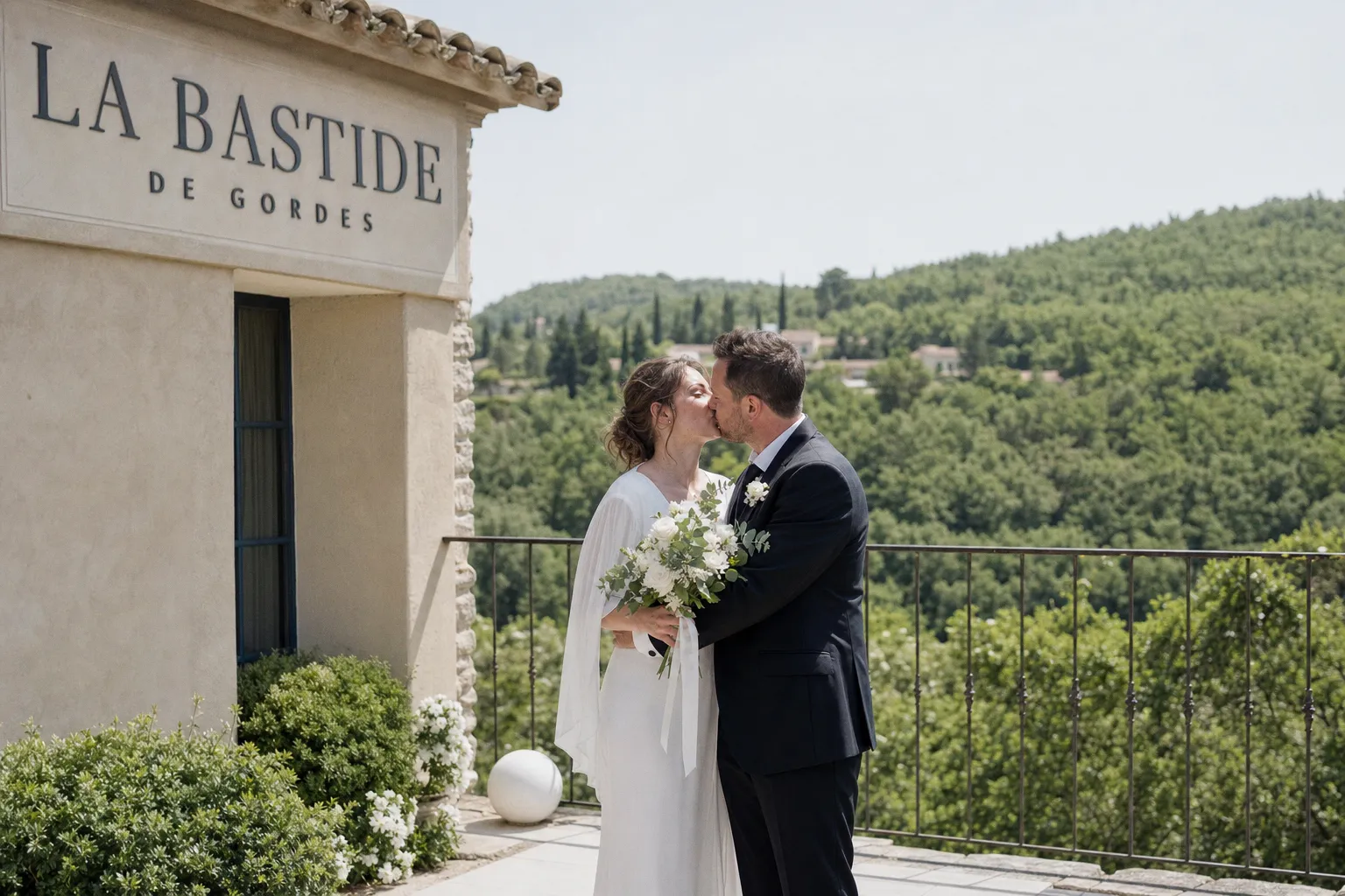Mariage intime dans le Luberon : l'art de capturer l'émotion en toute simplicité