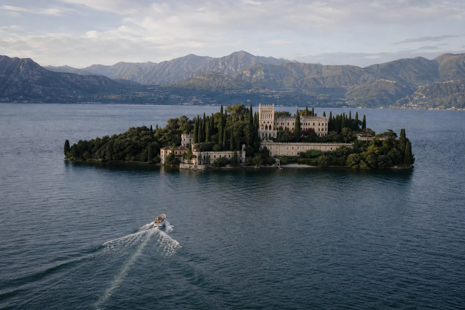 Mariage sur l'Isola del Garda : l'art de capturer l'intimité d'une célébration privée