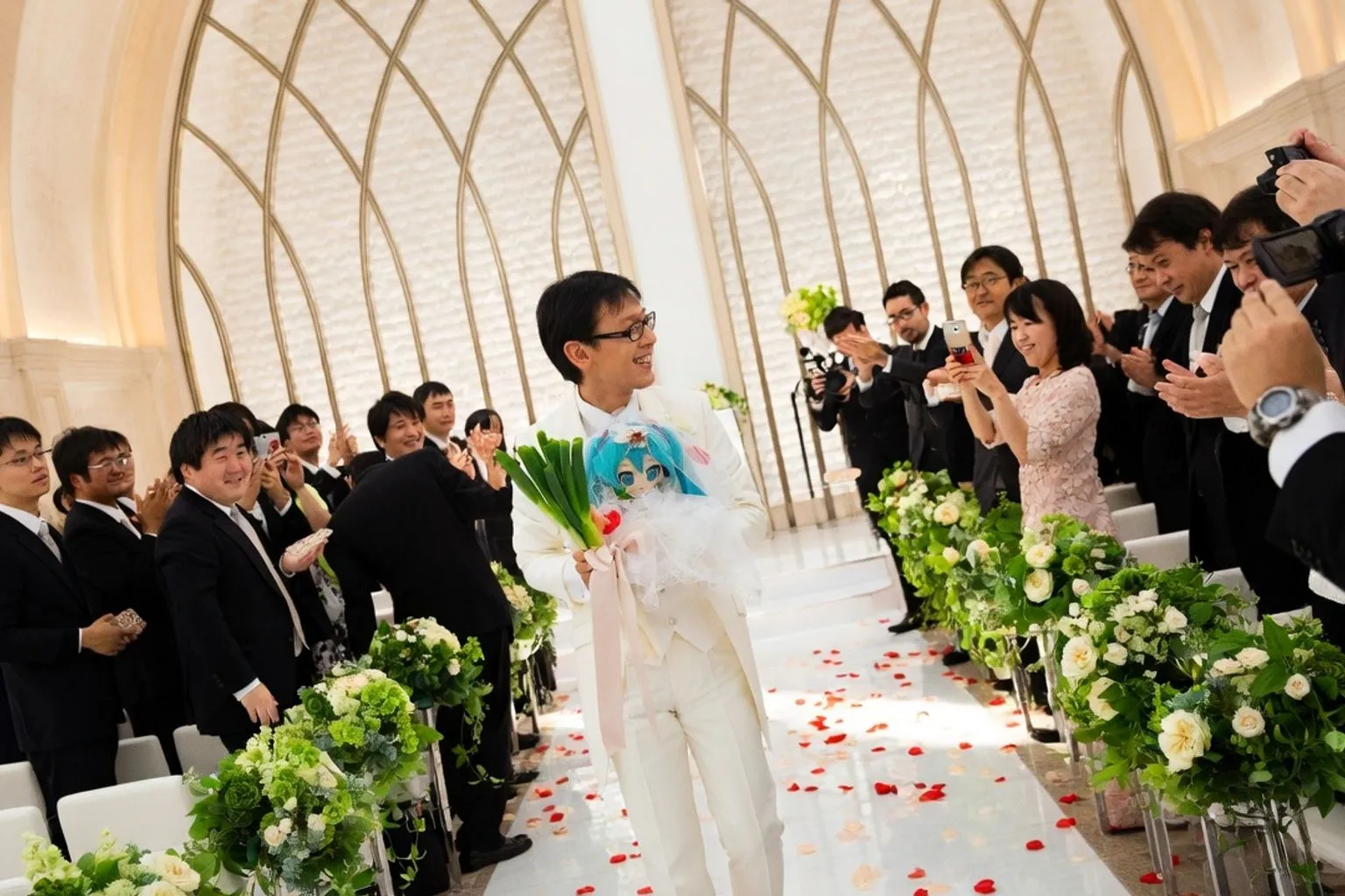 Mariages virtuels au Japon : quand la photographie capture l'union avec un hologramme