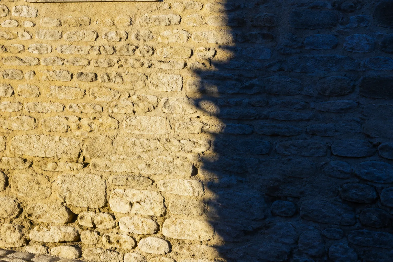 Ombres bleues en Provence : physique d'un contraste