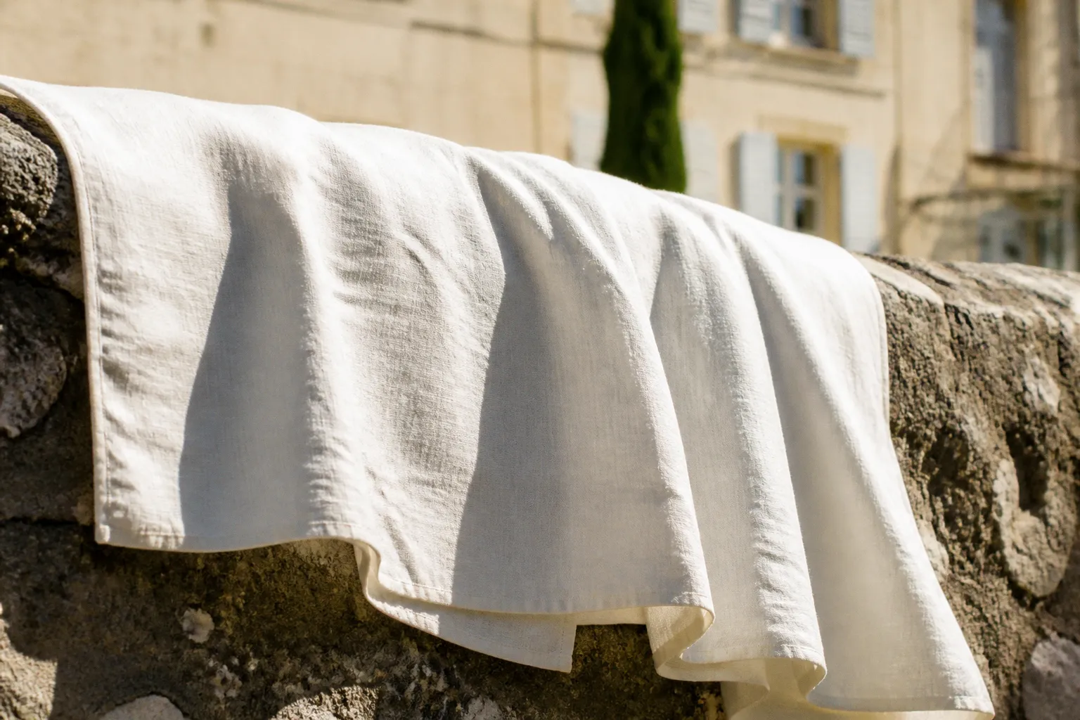 Portrait en plein soleil : dompter la lumière crue en mariage
