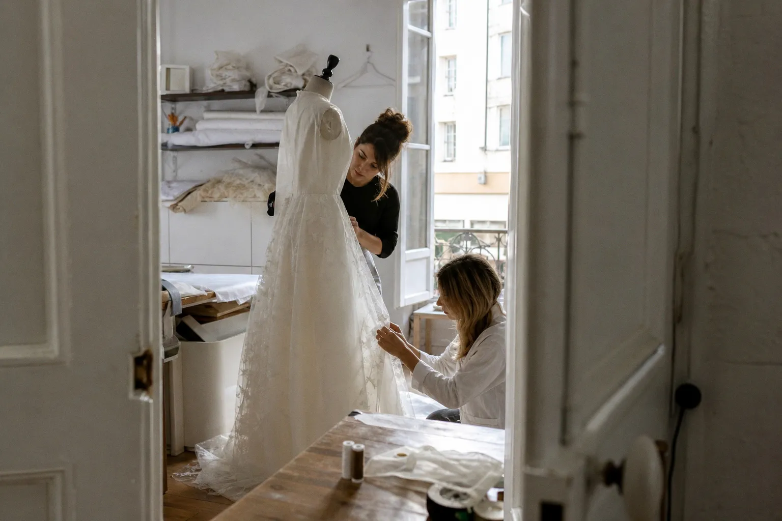 Révolution stylistique : quand les mariées réinventent la robe traditionnelle