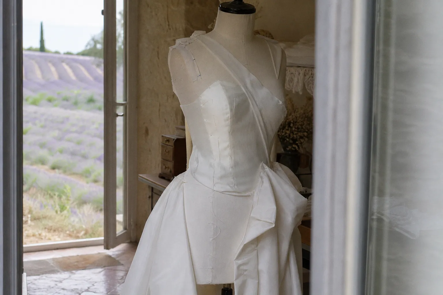 Robe de mariée sur mesure : un choix vraiment justifié ?