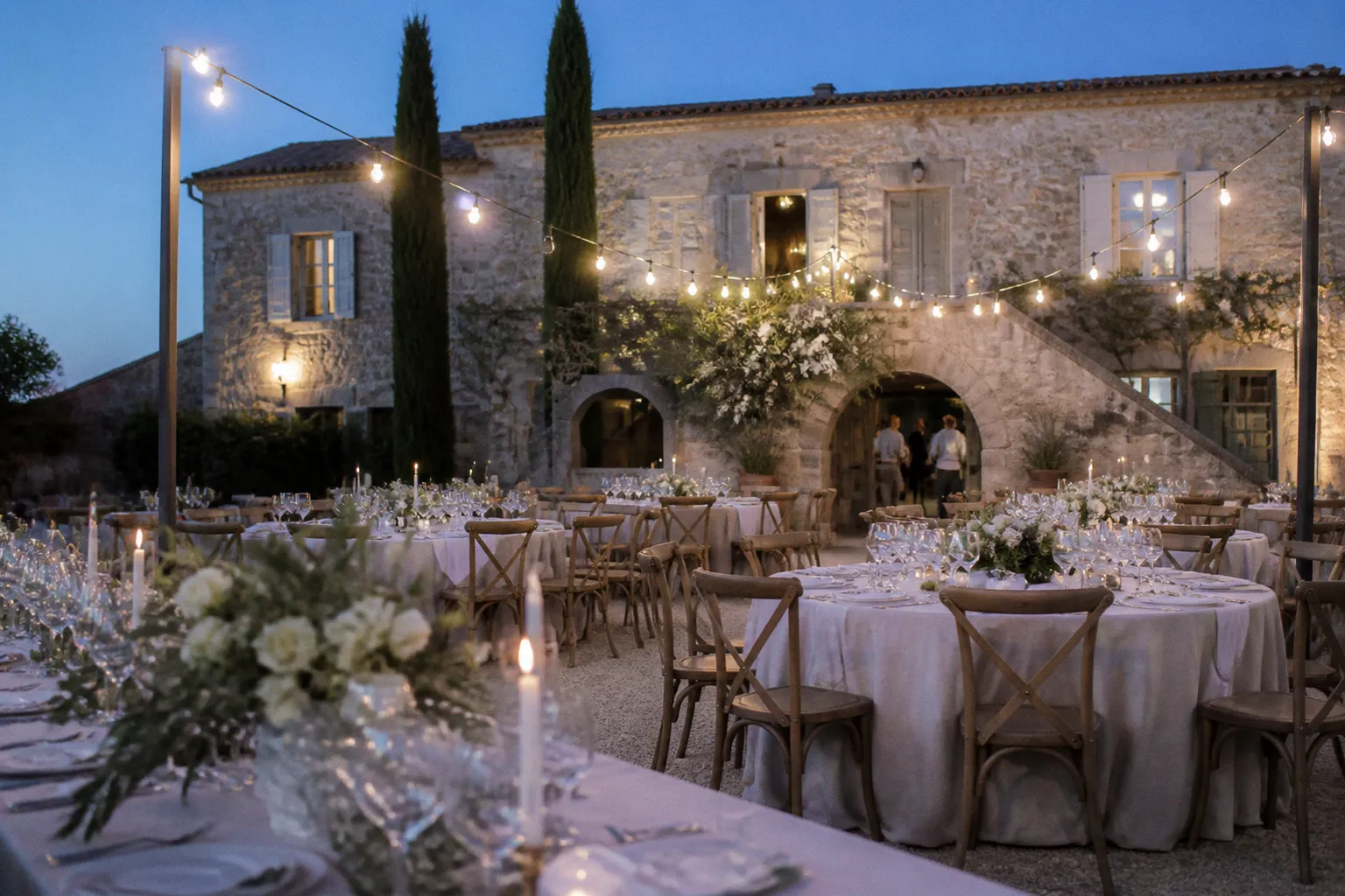 Scénographie florale : les tendances pour un mariage en Provence