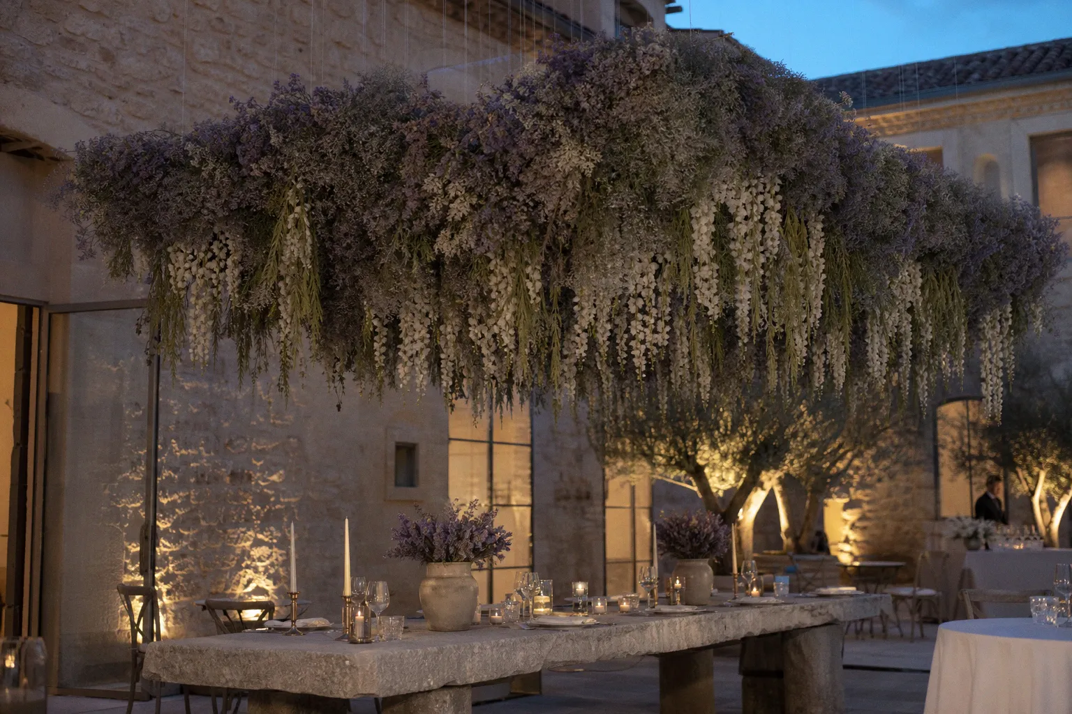 Scénographie florale suspendue : les clés d'une architecture visuelle