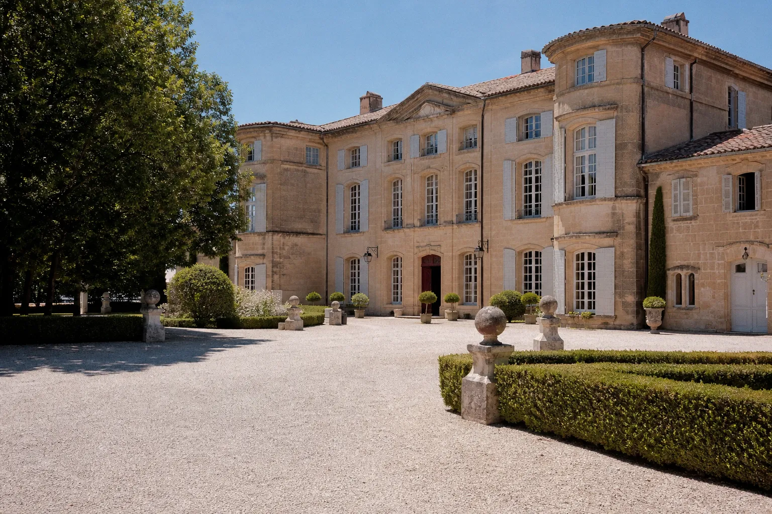 Thylane Blondeau et Benjamin Attal célèbrent leur union dans un château mythique de Provence